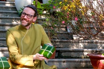 Đại sứ Anh viết thư pháp, gói bánh chưng nhân dịp Tết Quý Mão