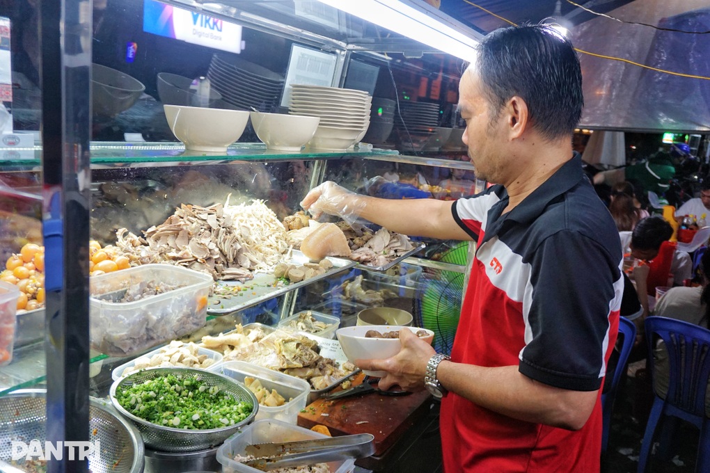 Quán hủ tiếu đợi chỉ dành cho... người kiên nhẫn, 2h sáng khách vẫn đông - 2 Quán hủ tiếu đợi chỉ dành cho... người kiên nhẫn, 2h sáng khách vẫn đông - 2