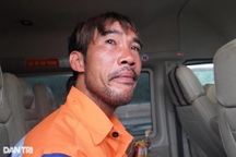 Vụ chìm tàu: Thuyền viên mắt đỏ hoe, ôm chầm nhau khi trở về đất liền