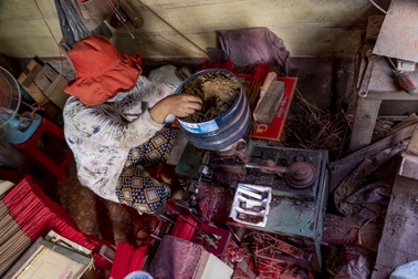 Tâm sự ứa nước mắt của công nhân làm nghề phục vụ "cõi âm"