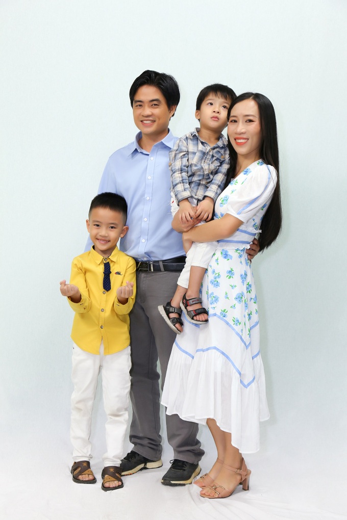 Xót xa đôi vợ chồng thạc sĩ từ bỏ mọi ước mơ để tìm kiếm điều kỳ diệu cho con trai bị não phẳng - Ảnh 2. Xót xa đôi vợ chồng thạc sĩ từ bỏ mọi ước mơ để tìm kiếm điều kỳ diệu cho con trai bị não phẳng - Ảnh 2.