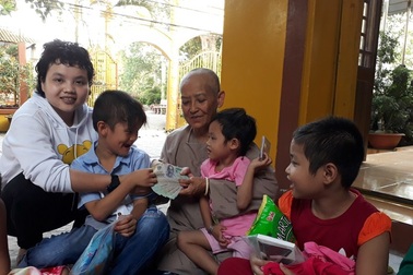 Cần Thơ: Trao hơn 135 triệu đồng đến cô gái nhỏ một mình chống chọi với bệnh ung thư