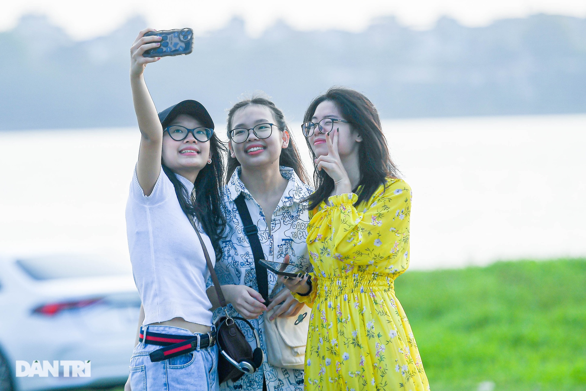 Người Hà Nội lái ô tô đổ ra ngoại thành cắm trại, nướng thịt đông nghịt - 10 Người Hà Nội lái ô tô đổ ra ngoại thành cắm trại, nướng thịt đông nghịt - 10