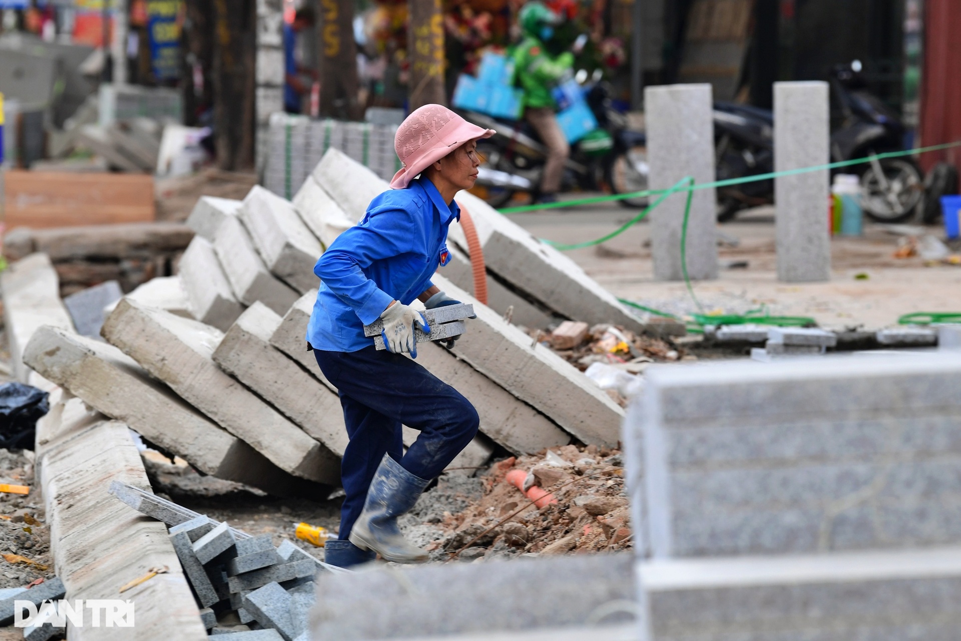 Người dân khổ sở vì vỉa hè đường đẹp nhất Việt Nam bị đào bới dở dang - 13 Người dân khổ sở vì vỉa hè đường đẹp nhất Việt Nam bị đào bới dở dang - 13