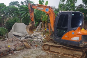 Chủ nhà tử vong vì bị bức tường đổ vào người