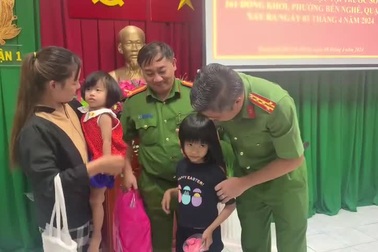 Hai bé gái bị bắt cóc ở phố đi bộ Nguyễn Huệ được đoàn tụ cùng gia đình