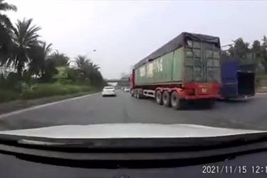 Rùng mình màn "cướp đường" của tài xế container