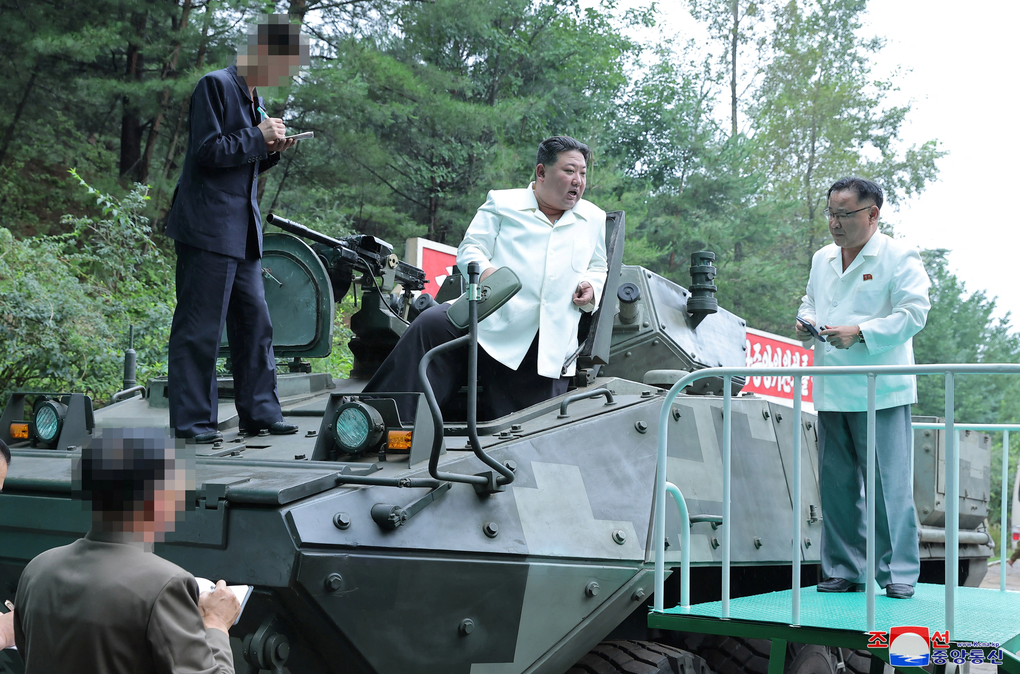 Ông Kim Jong-un lái xe bọc thép, lệnh tăng cường sản xuất tên lửa - 1 Ông Kim Jong-un lái xe bọc thép, lệnh tăng cường sản xuất tên lửa - 1