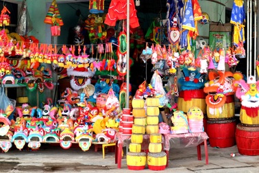 Rộn ràng thị trường đồ chơi Trung thu ở Hội An