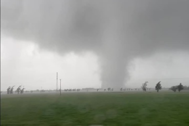 Lốc xoáy lớn ở Ninh Bình