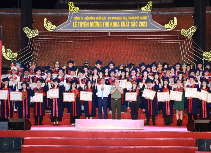 Thượng tướng Trần Quốc Tỏ - Thứ trưởng Bộ Công an và Trưởng ban Dân vận Thành ủy Đỗ Anh Tuấn trao Bằng khen cho các thủ khoa xuất sắc.