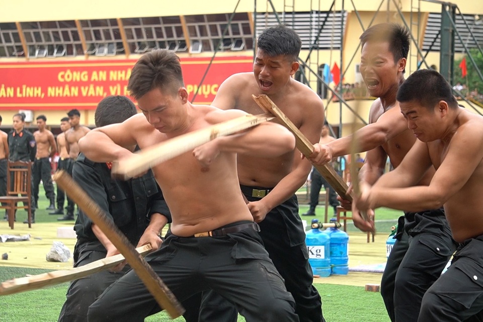 Mãn nhãn với màn biểu diễn khí công điêu luyện của cảnh sát đặc nhiệm - 12 Mãn nhãn với màn biểu diễn khí công điêu luyện của cảnh sát đặc nhiệm - 12