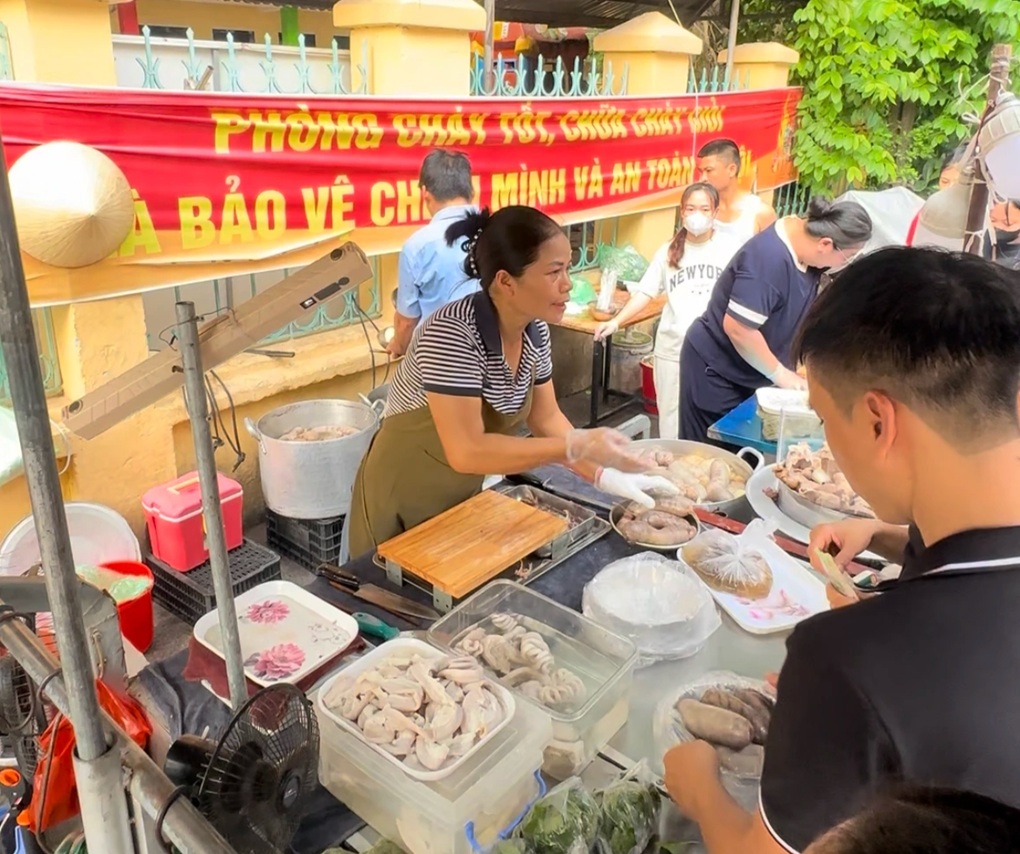Quầy lòng lợn ở Bắc Ninh gây sốt, hút khách nhờ cách bán hàng của bà chủ - 1