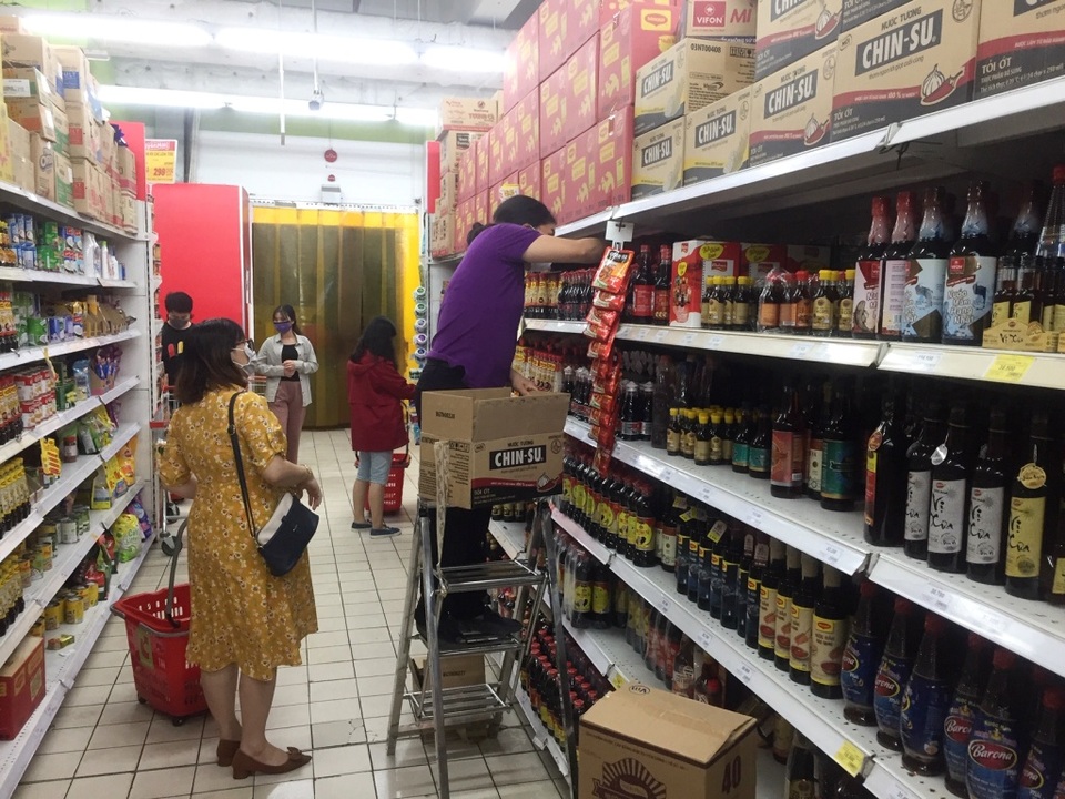 TPHCM: Chợ và siêu thị vắng người, chợ tạm phải “giải tán - 8