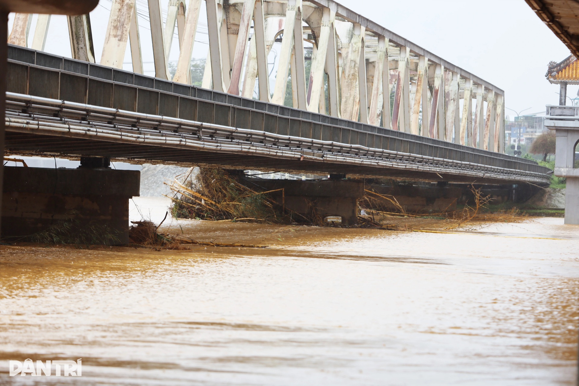 Cầu đường sắt qua sông Hương 3 lần liên tiếp chèn đá chống chọi lũ lớn - 5 Cầu đường sắt qua sông Hương 3 lần liên tiếp chèn đá chống chọi lũ lớn - 5