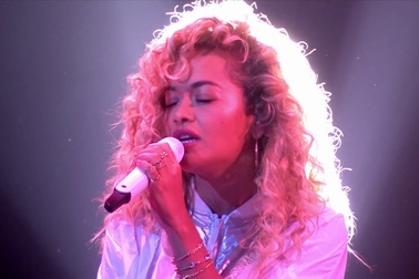 Rita Ora trình diễn tại lễ trao giải âm nhạc Anh