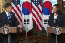 Phó Tổng thống Mỹ bị chỉ trích sau khi bắt tay Tổng thống Hàn Quốc