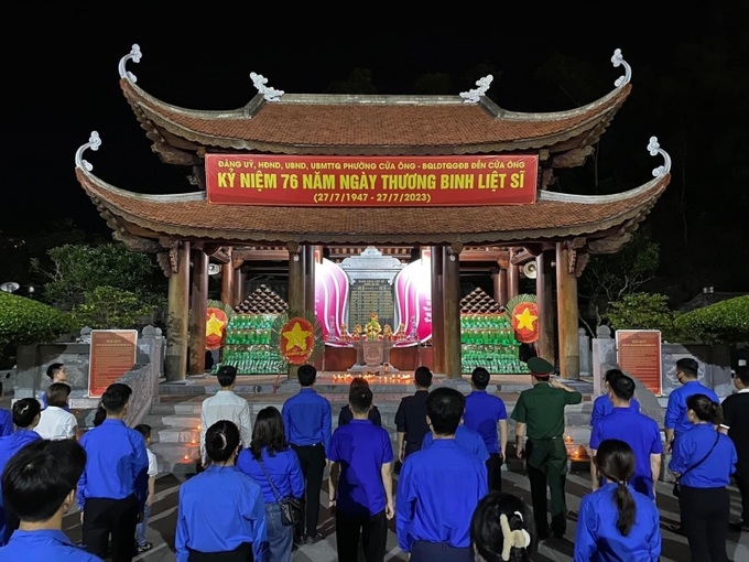 Thắp nến tri ân các anh hùng liệt sĩ tại Nhà bia tưởng niệm phường Cửa Ông (Ảnh: Tuyển than Cửa Ông).