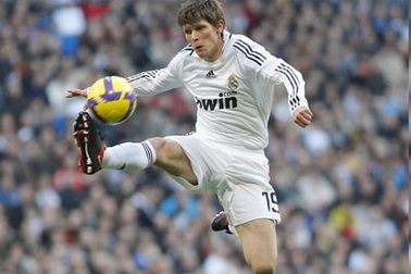 Real Madrid đồng ý bán Huntelaar cho Stuttgart