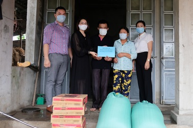 Trao hơn 61 triệu đồng của bạn đọc đến người đàn ông bị u nang xương hàm