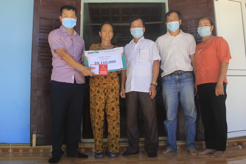 Bạn đọc Dân trí giúp đỡ người mẹ nghèo, bệnh tật gần 60 triệu đồng - 2 Bạn đọc Dân trí giúp đỡ người mẹ nghèo, bệnh tật gần 60 triệu đồng - 2