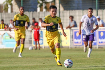 Quang Hải sáng cửa đá chính ở Pau FC