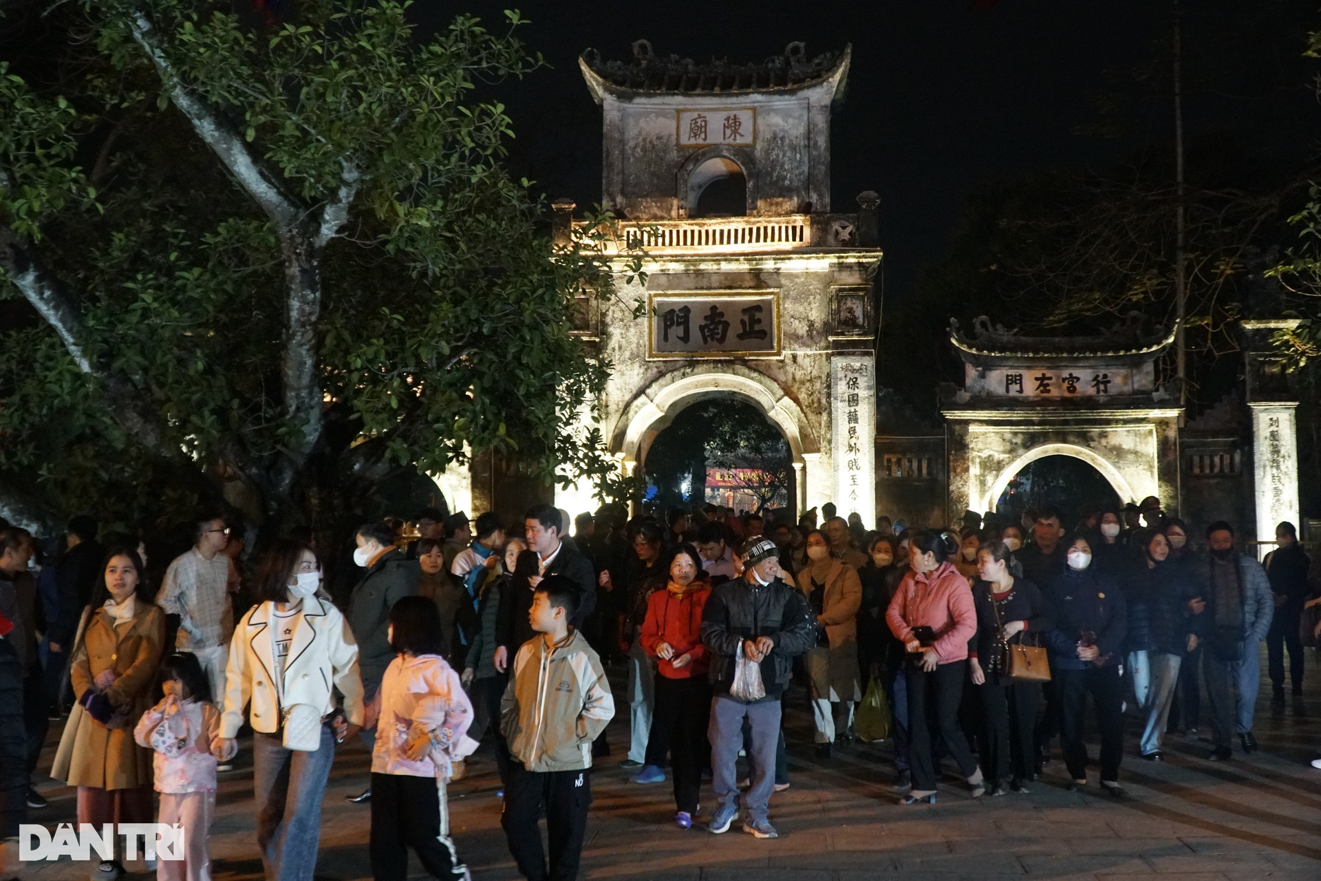 Người dân trèo qua hàng rào sắt, ùn ùn vào đền Trần sau giờ Khai ấn - 1 Người dân trèo qua hàng rào sắt, ùn ùn vào đền Trần sau giờ Khai ấn - 1