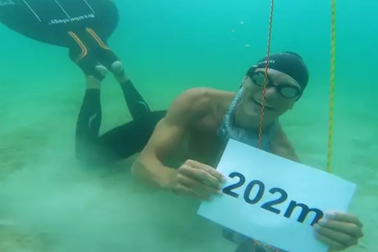 Người đàn ông lập kỷ lục nín thở bơi biển lâu nhất thế giới