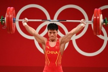 VĐV Trung Quốc đứng một chân nâng tạ vẫn... phá kỷ lục Olympic