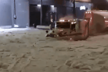 Hy hữu thành phố Mexico hóa sông băng sau trận mưa đá