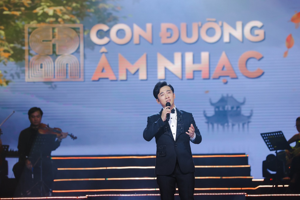 Ca sĩ Quang Hào thăng hoa trên sân khấu Con đường âm nhạc - 1 Ca sĩ Quang Hào thăng hoa trên sân khấu Con đường âm nhạc - 1