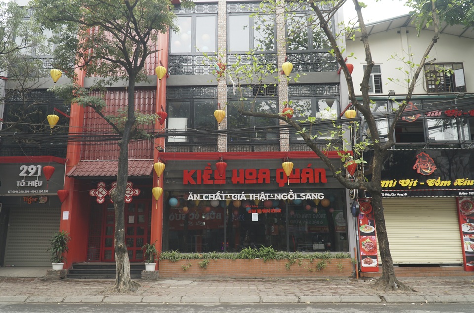 Hà Nội: Hàng loạt hàng quán tạm nghỉ, dán thông báo phòng dịch Covid-19 - 1 Hà Nội: Hàng loạt hàng quán tạm nghỉ, dán thông báo phòng dịch Covid-19 - 1