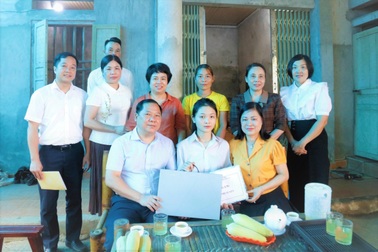 Bí thư Hòa Bình tặng laptop cho nữ sinh đạt 3 điểm 10 tốt nghiệp