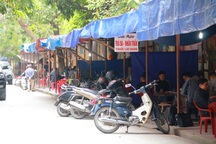 Ninh Bình: Hàng loạt vỉa hè bị “xẻ thịt” dựng ki ốt, chủ tịch phường trả lời "lạ"!