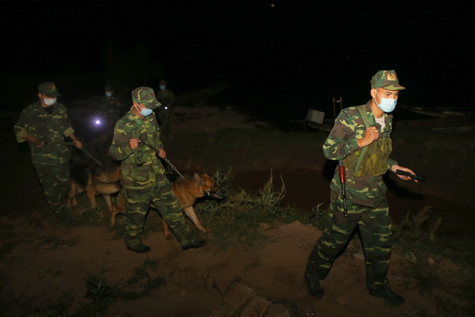 Trắng đêm cùng lá chắn thép canh giữ biên giới trong mùa dịch - 2 Trắng đêm cùng lá chắn thép canh giữ biên giới trong mùa dịch - 2
