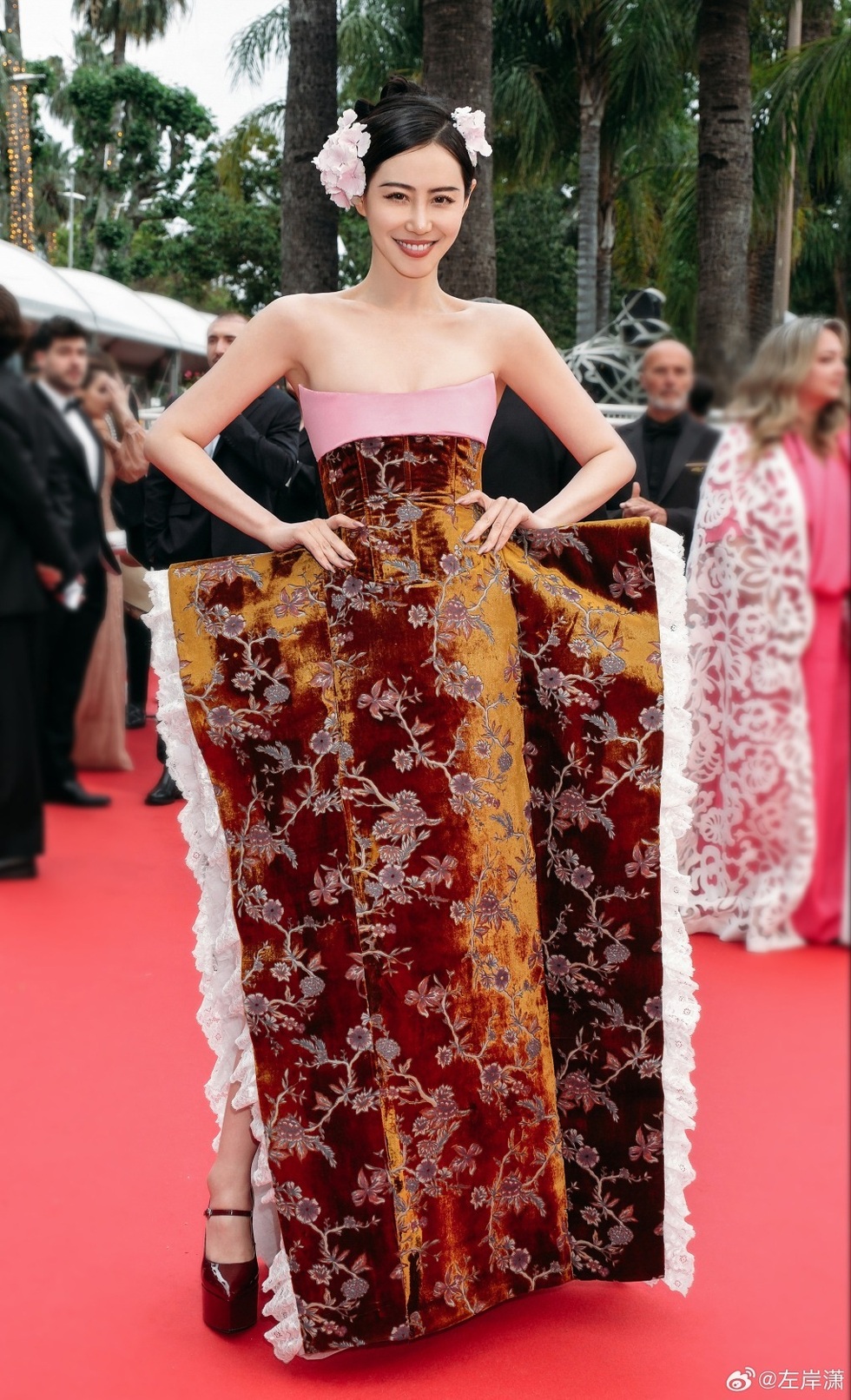 Vài phút làm lố ở Cannes, mất hàng chục ngàn USD? - 5 Vài phút làm lố ở Cannes, mất hàng chục ngàn USD? - 5