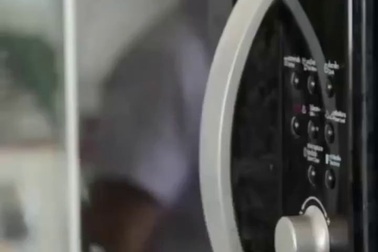 Quả trứng phát nổ trong lò vi sóng.