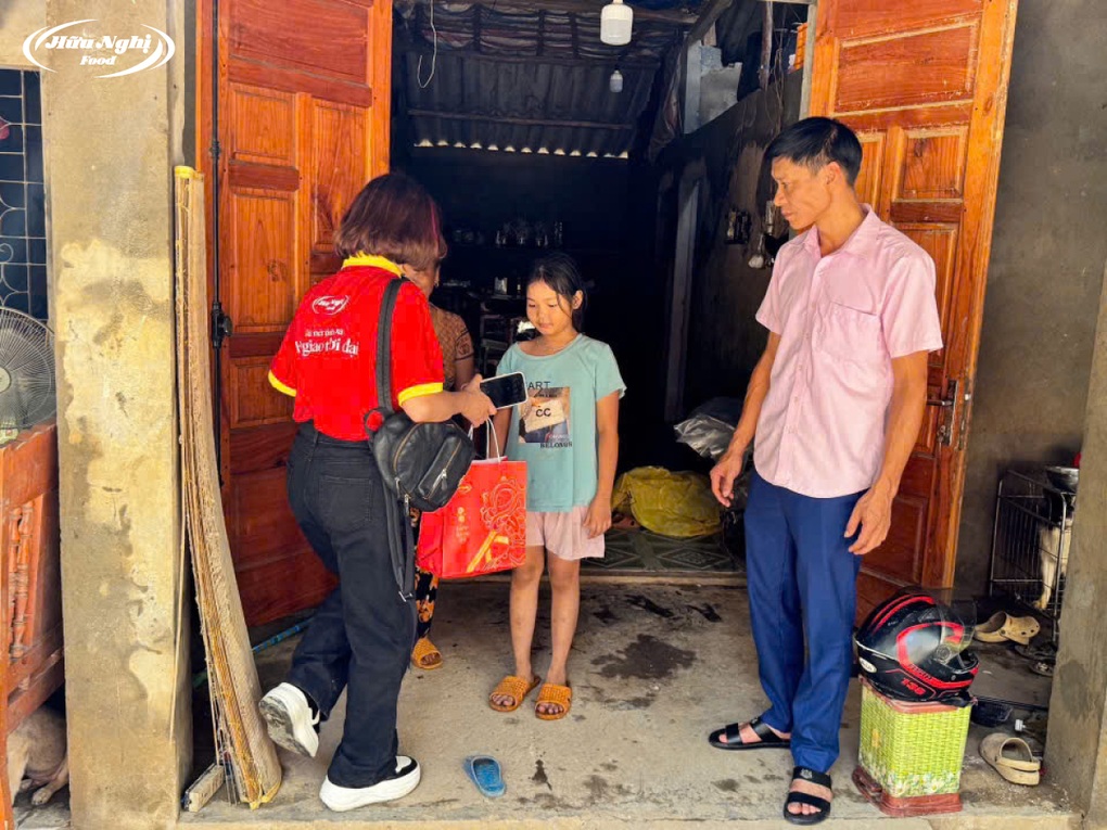 Hữu Nghị Food trao Trung thu trọn vẹn về với vùng lũ - 4 Hữu Nghị Food trao Trung thu trọn vẹn về với vùng lũ - 4