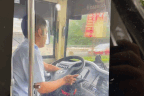 Hà Nội: Tài xế xe buýt vừa lái xe vừa sử dụng điện thoại gây bức xúc