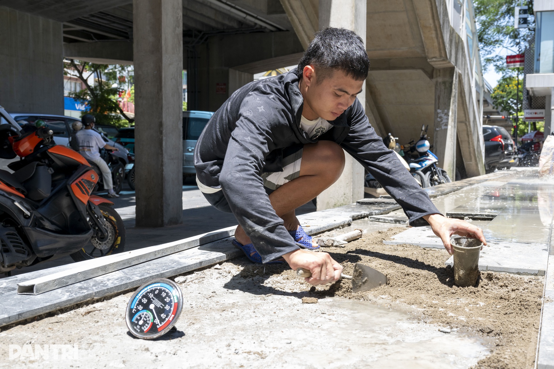 Người lao động vất vả mưu sinh dưới nắng nóng hơn 40 độ C ở Hà Nội - 5