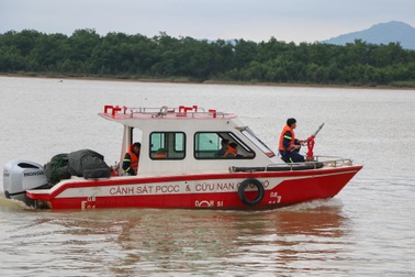 Cảnh sát cứu hộ ám ảnh ánh mắt người mẹ chứng kiến con nhảy cầu