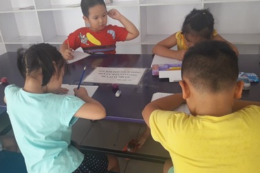 Không giảm sĩ số, trẻ vẫn phải học chữ trước