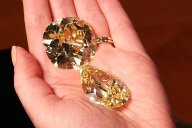 Sắp bán đấu giá hai viên kim cương vàng lớn nhất thế giới