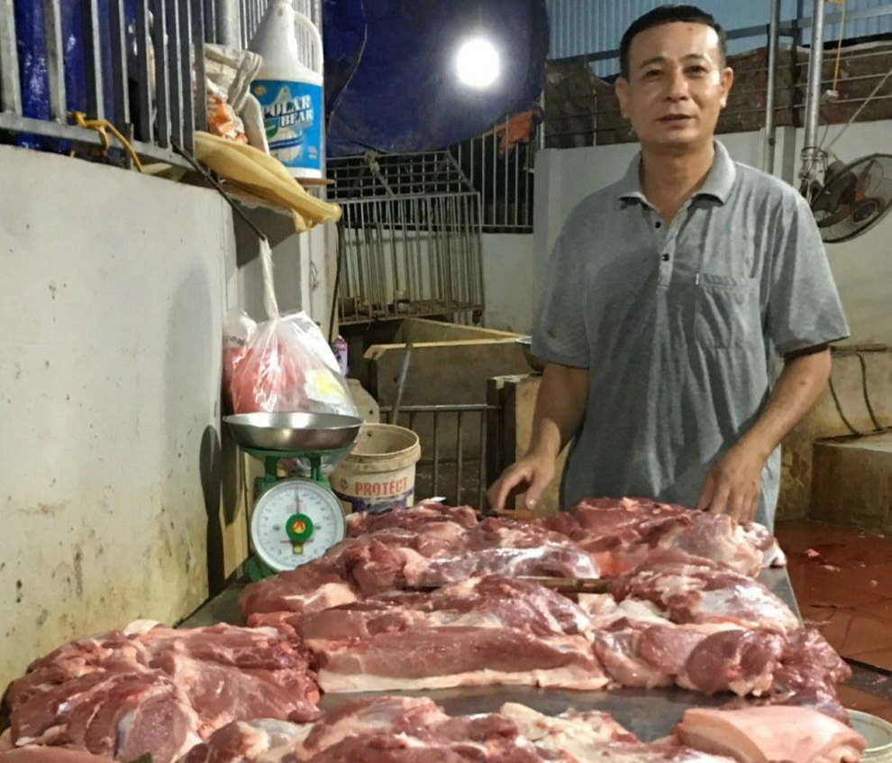 Giá lợn giảm mạnh, người mua mừng rỡ, dân buôn héo hon - 2 Giá lợn giảm mạnh, người mua mừng rỡ, dân buôn héo hon - 2