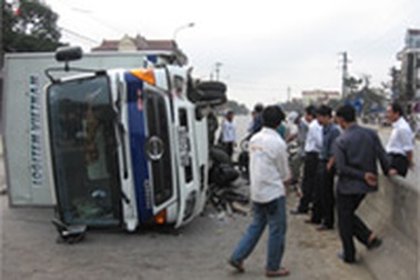 Tài xế ngủ gật, xe tải lật nghiêng ra đường