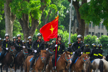 Xem đoàn Kỵ binh Cảnh sát cơ động Việt Nam diễu hành trên đường Độc Lập