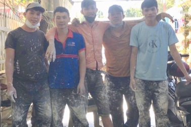 Những người hùng "chân lấm" làm nên điều diệu kỳ phi thường