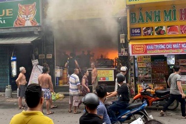Cứu 7 người mắc kẹt trong đám cháy ở Sài Gòn