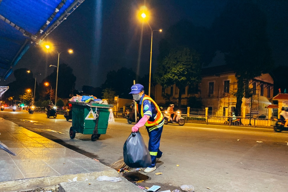 TPHCM: Nữ lao công vừa làm vừa lo giữa mùa dịch Covid-19 - 7 TPHCM: Nữ lao công vừa làm vừa lo giữa mùa dịch Covid-19 - 7