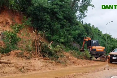 Sạt lở núi tại Bình Định do mưa lớn kéo dài